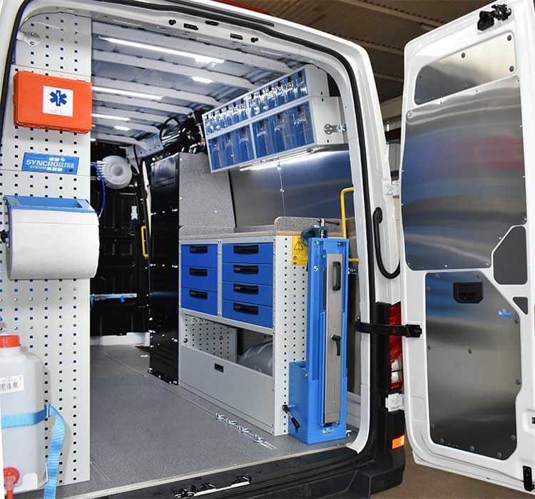 VW Crafter con portamorsa pieghevole e ripiano di lavoro sistema Syncro Torino